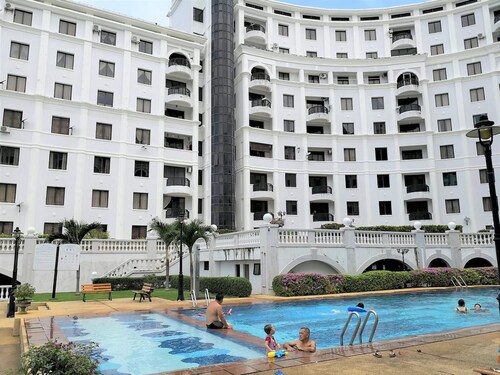 MUHOME Marina Crescent Poolside PD