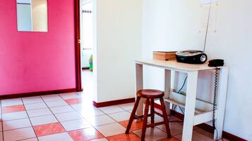 Căn hộ dành cho gia đình, nhiều giường, quang cảnh vườn | Khu phòng khách | TV màn hình phẳng 30-inch có truyền hình cáp, TV