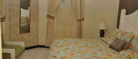 Deluxe-lejlighed - 1 soveværelse | 1 soveværelse, pengeskab på værelset, mørklægningsgardiner