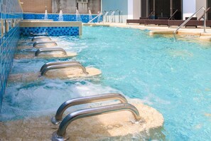 A pool with multiple hot tubs and a tiled walkway. - Hotel PIN Jiaoxi (Jiaoxi)