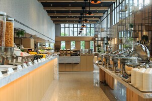 Daily buffet breakfast (TWD 638 per person)
