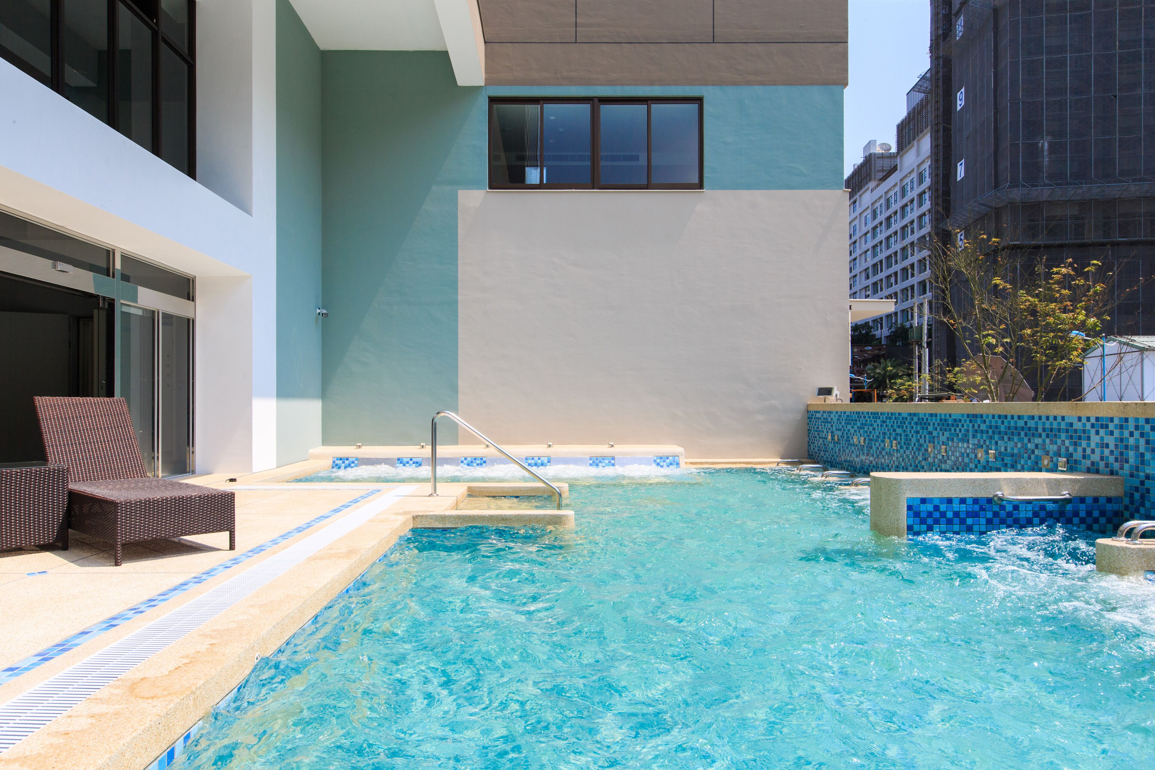 Bañera de hidromasaje al aire libre