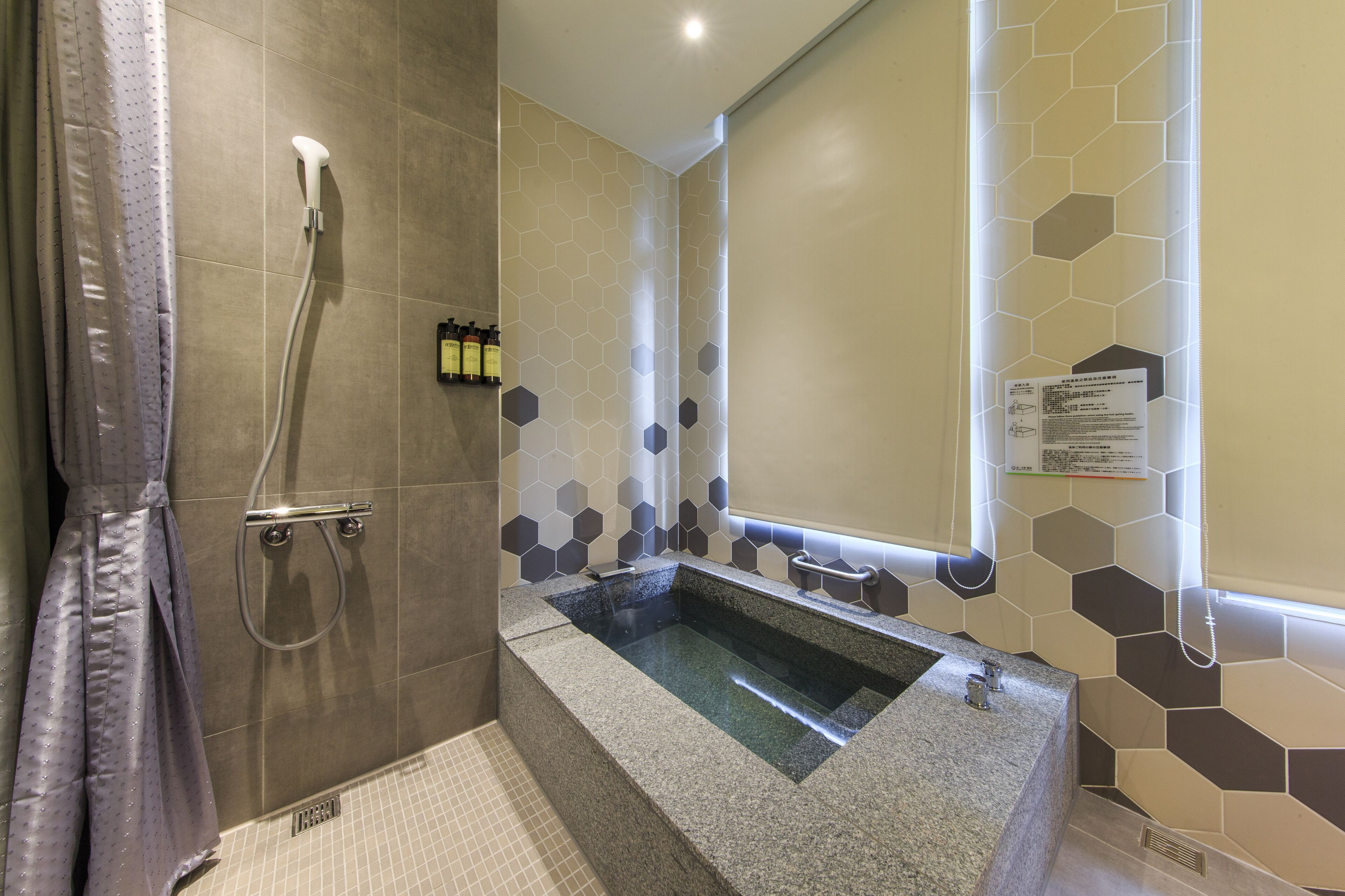 Separate bathtub and shower, spring water bathtub, rainfall showerhead