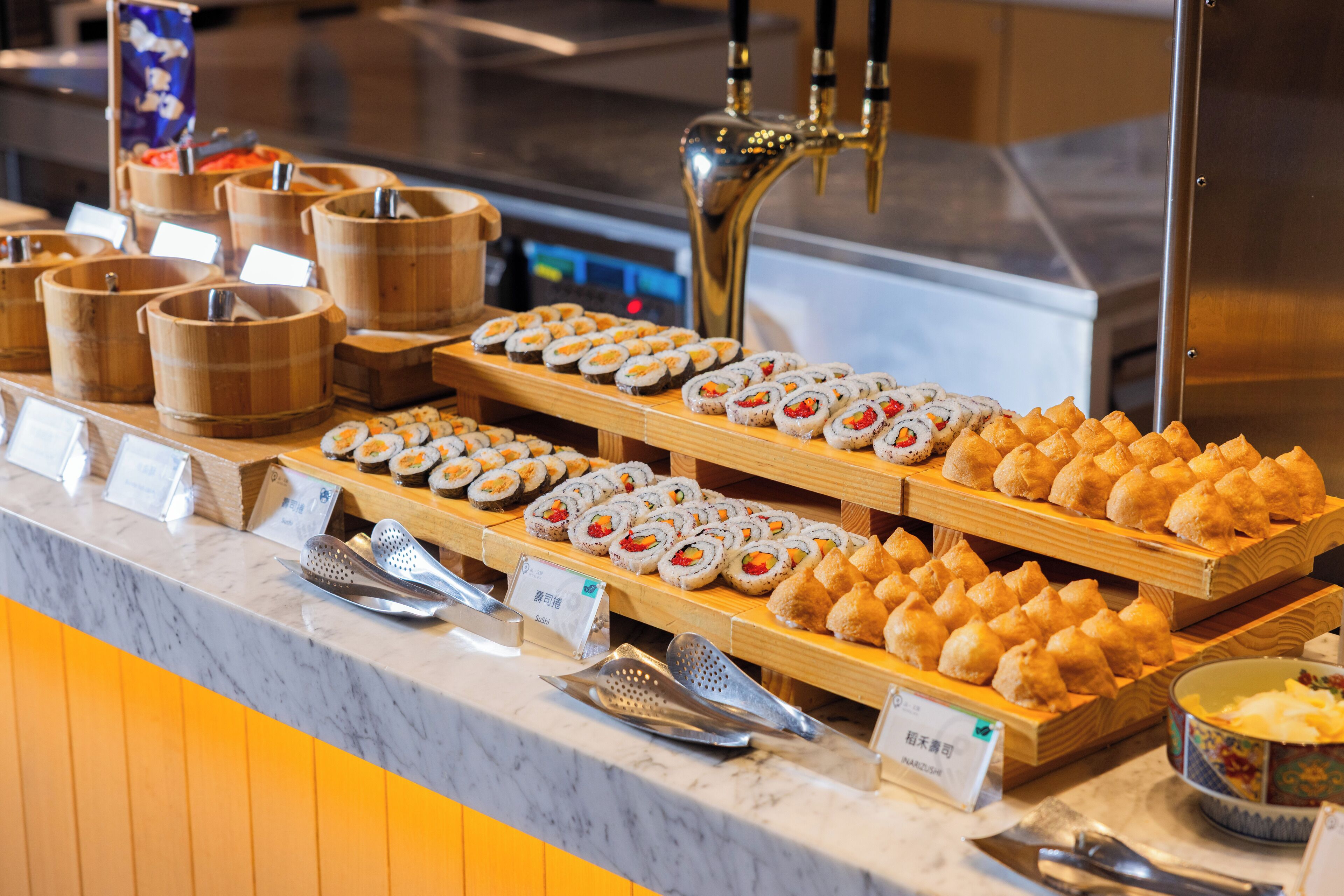 daily buffet breakfast (twd 638 per person)