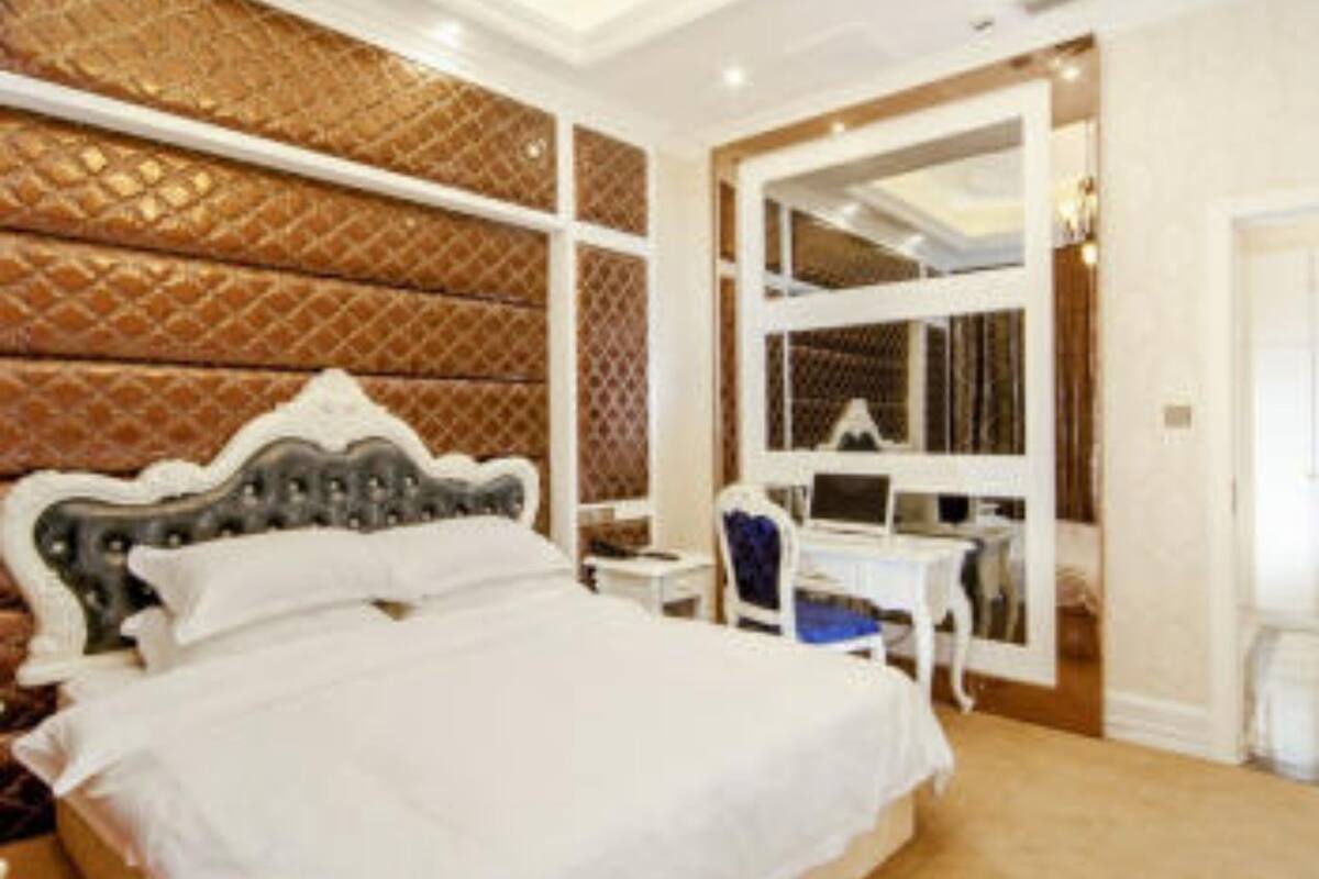 deluxe suite | desk, blackout curtains, soundproofing, iron/ironing board