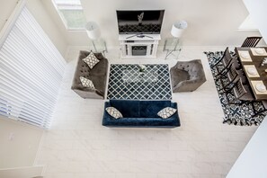 House, 5 Bedrooms | Living area