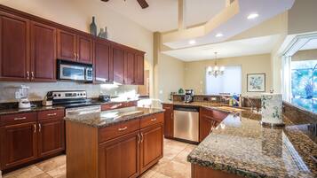 House, 3 Bedrooms | Private kitchen | Microwave, blender