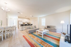 House, 4 Bedrooms | Living area