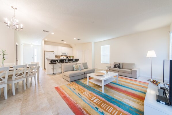 Hus - 4 sovrum | Vardagsrum | Tv