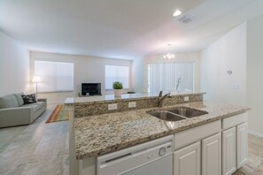 House, 4 Bedrooms | Private kitchen