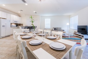 House, 4 Bedrooms | In-room dining