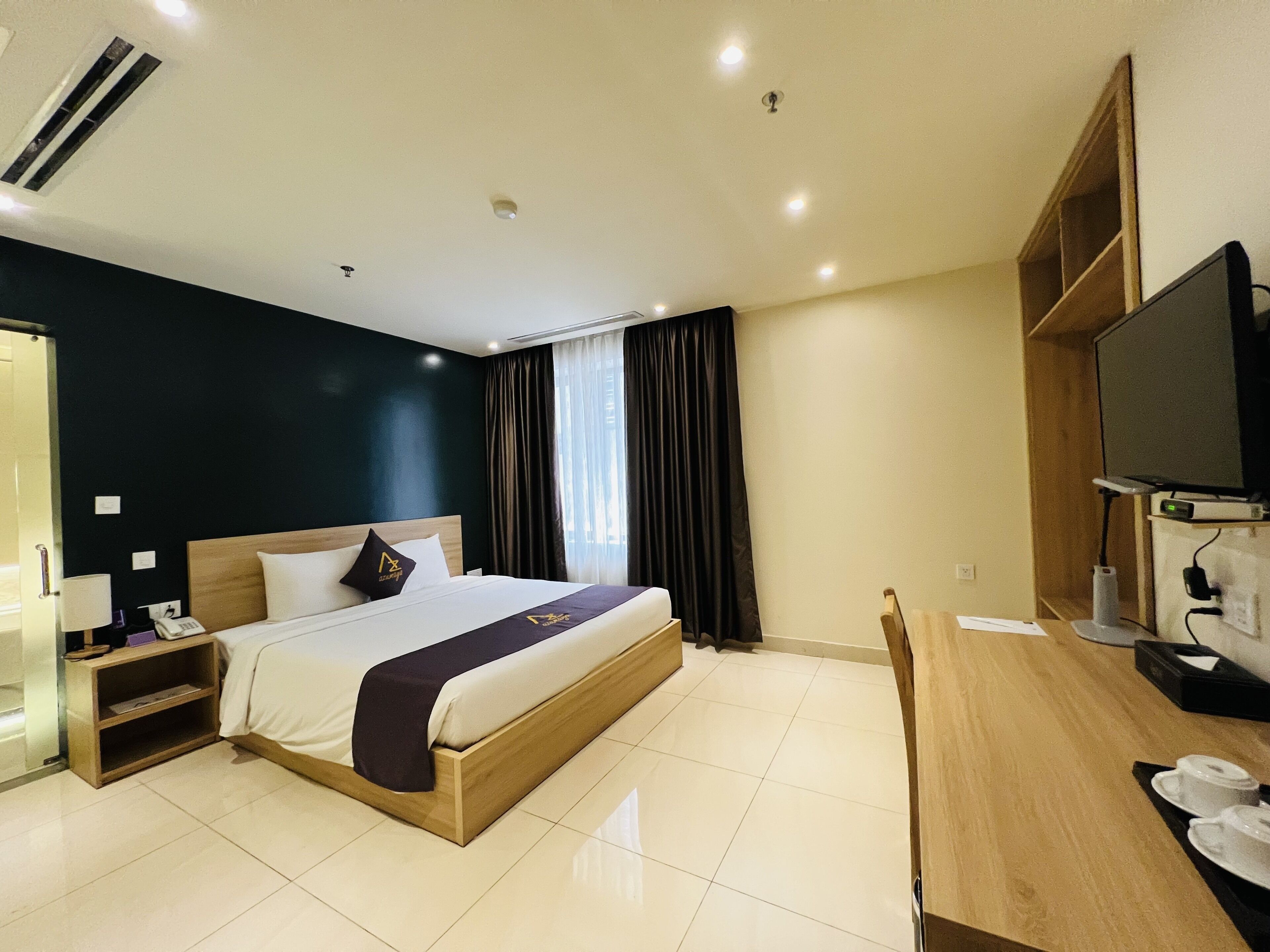 Standard M | In-room safe, desk, iron/ironing board, free WiFi