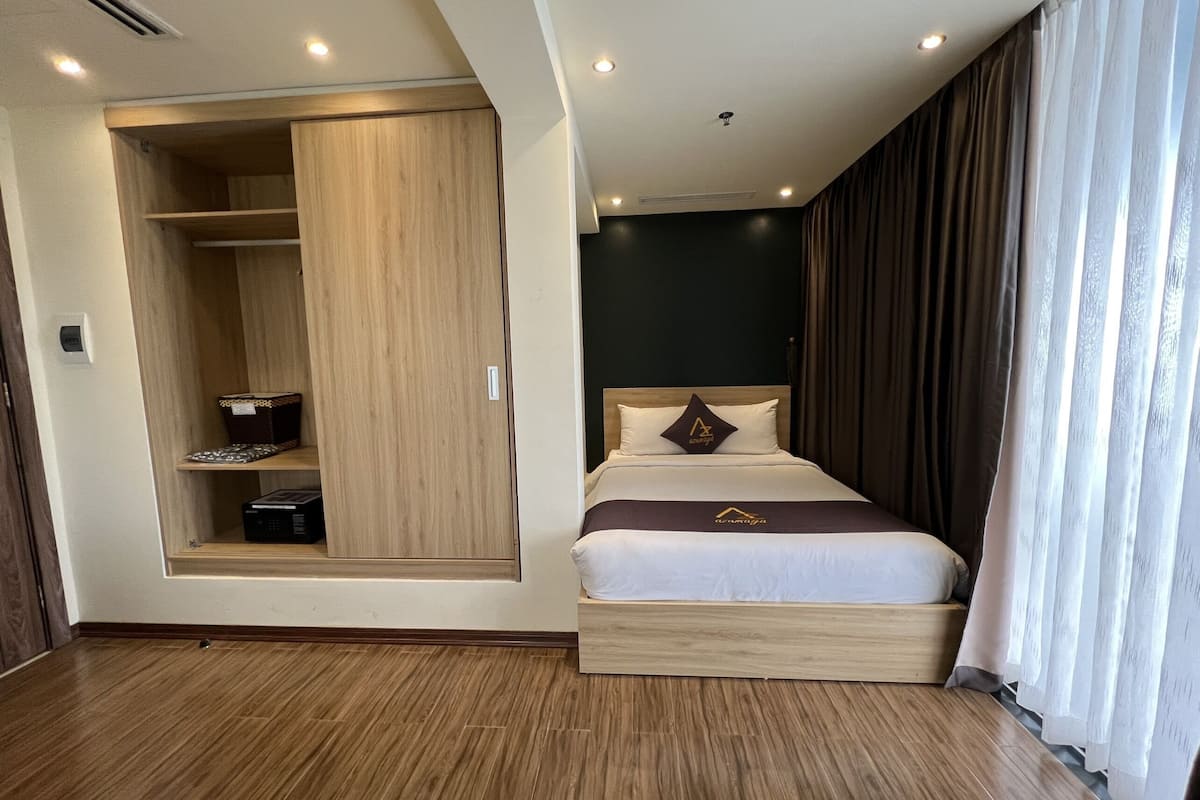 deluxe room | in-room safe, desk, iron/ironing board, free wifi