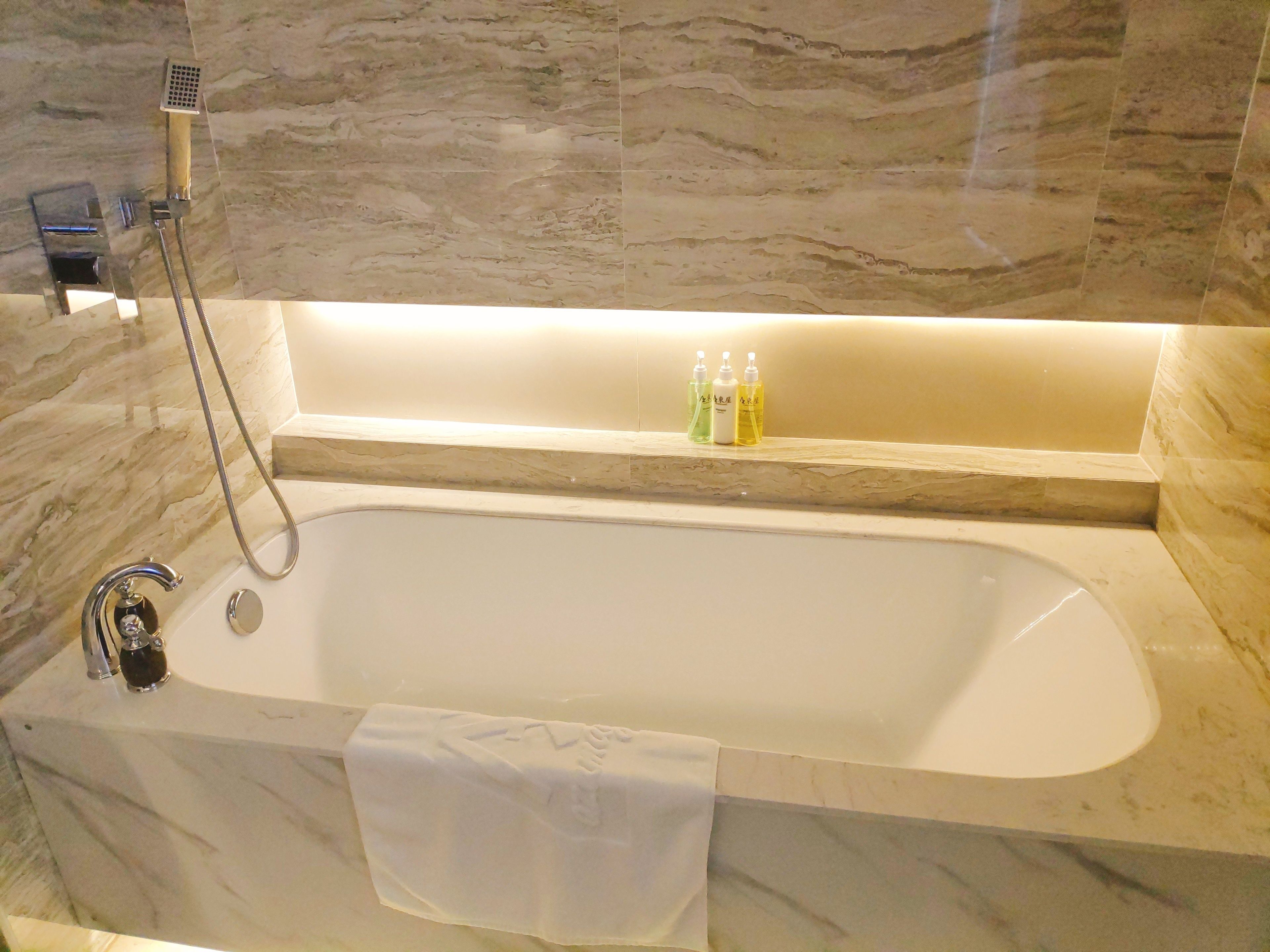 executive room, lake view | deep-soaking bathtub