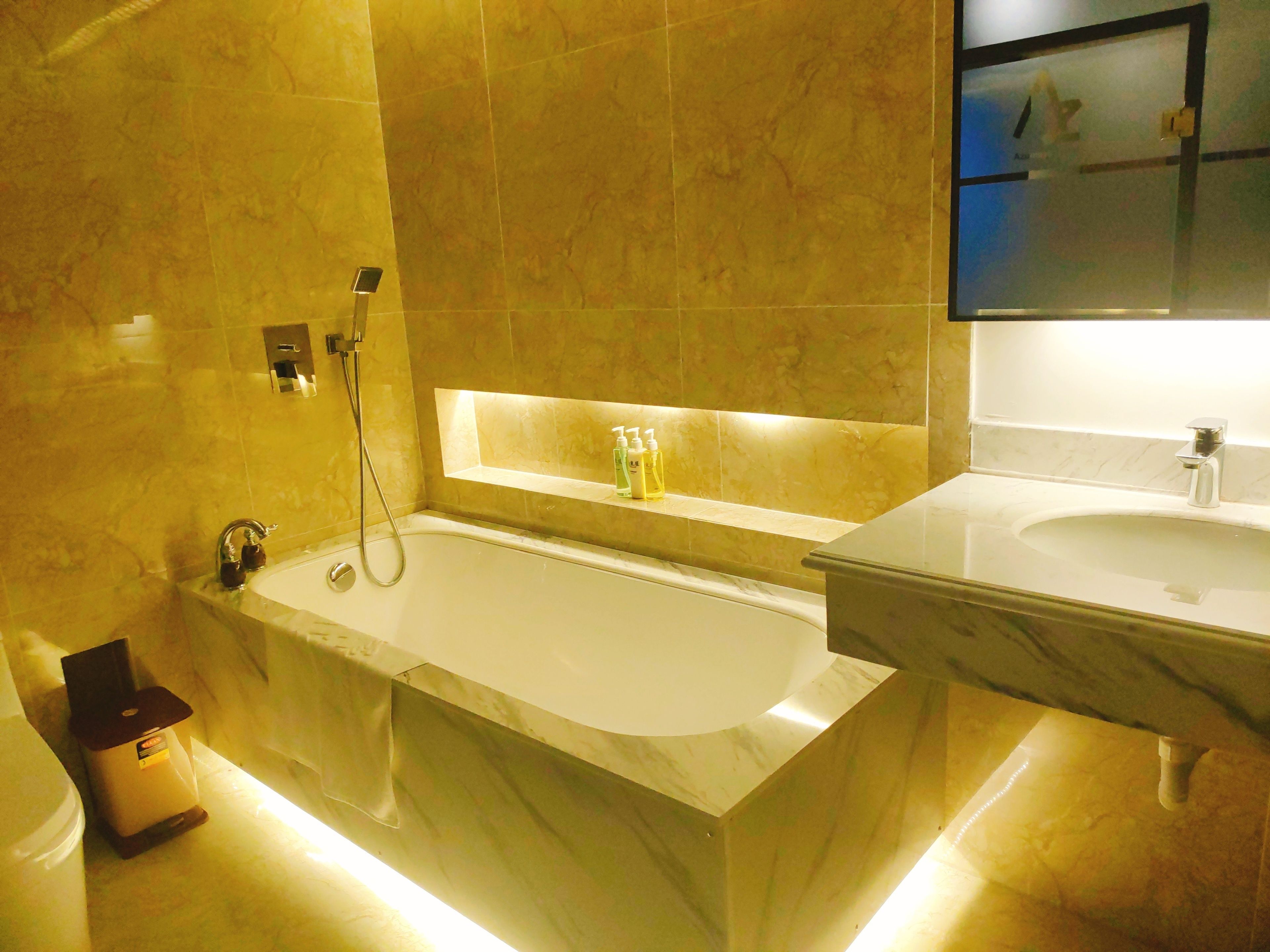 Suite | Bathroom | Combined shower/tub, deep soaking tub, free toiletries, hair dryer
