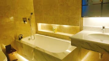 Suite | Bathroom | Combined shower/tub, deep soaking tub, free toiletries, hair dryer