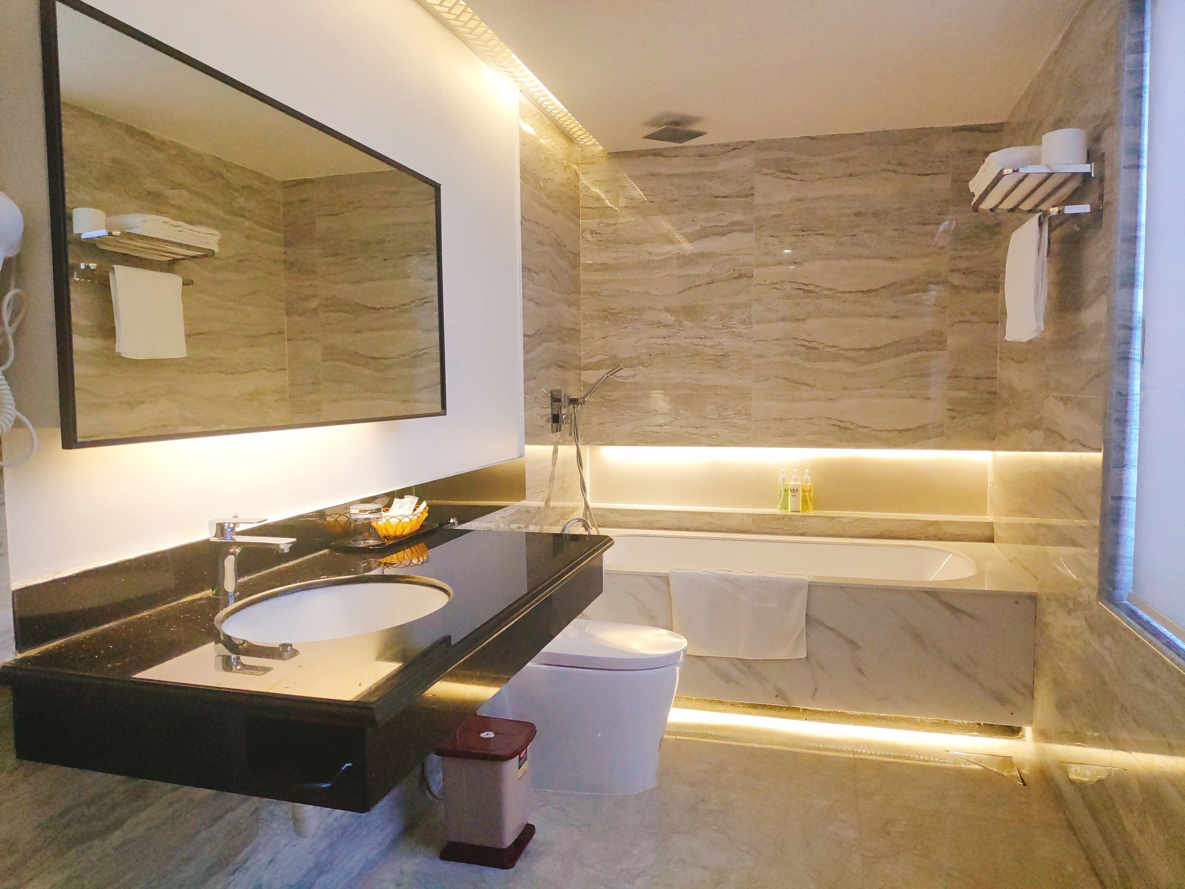 combined shower/bathtub, deep-soaking bathtub, free toiletries