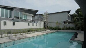 Outdoor pool, free pool cabanas, pool loungers - Choengmon Holidays Villas Park (Koh Samui)