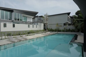 Piscina externa, barracas de cortesia, espreguiçadeiras