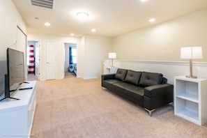 Maison en rangée, 5 chambres | Aire de séjour | Téléviseur ACL, foyer, console de jeux vidéo