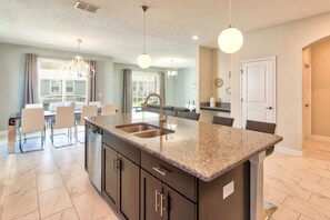 House, 6 Bedrooms | Private kitchen | Cookware/dishes/utensils