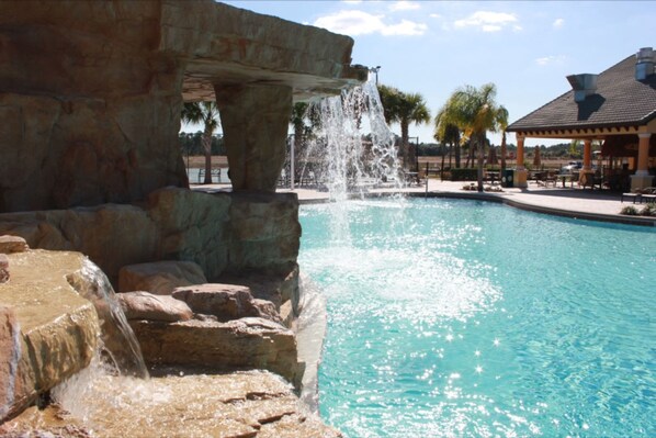 Una piscina al aire libre