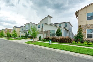 House, 5 Bedrooms | Front of property