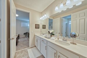 House, 5 Bedrooms | Bathroom