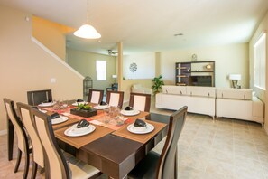House, 4 Bedrooms | In-room dining