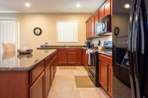 House, 4 Bedrooms | Private kitchen | Cookware/dishes/utensils