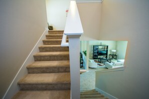 House, 4 Bedrooms | Staircase