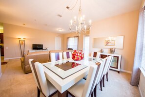 Apartment, 4 Bedrooms | In-room dining