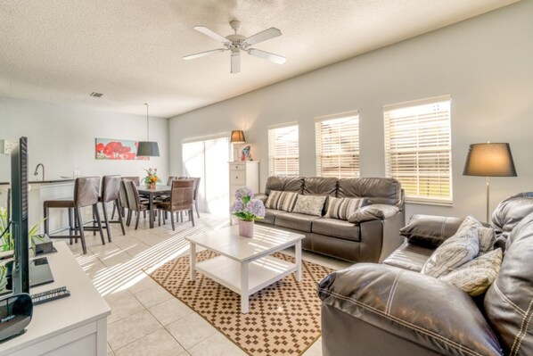 Hus, 4 soverom | Oppholdsområde | Flatskjerm-TV