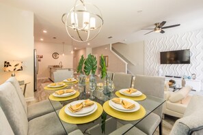 Townhome, 5 Bedrooms | In-room dining