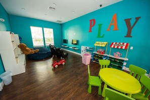 Maison mitoyenne, 4 chambres | Aire de jeux - intérieure
