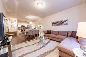 Stadtwohnung, 3 Schlafzimmer | Wohnbereich | Flachbildfernseher