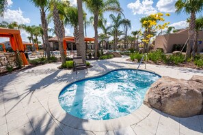 A swimming pool with a hot tub, surrounded by palm trees and lounge chairs. - Solterra Home 2 U- Apollo (Davenport)