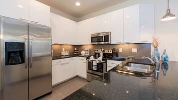 Townhome, 3 Bedrooms | Private kitchen | Cookware/dishes/utensils