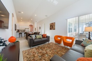 Casa, 4 habitaciones | Área de sala de estar | Televisión 