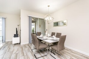 Stadtwohnung, 4 Schlafzimmer | Essbereich im Zimmer