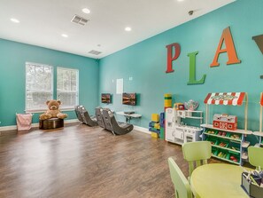 Condo, 4 habitaciones | Área de juegos infantiles techada