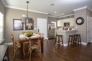 Condo, 4 chambres | Repas dans la chambre