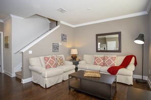 Condo, 4 chambres | Aire de séjour