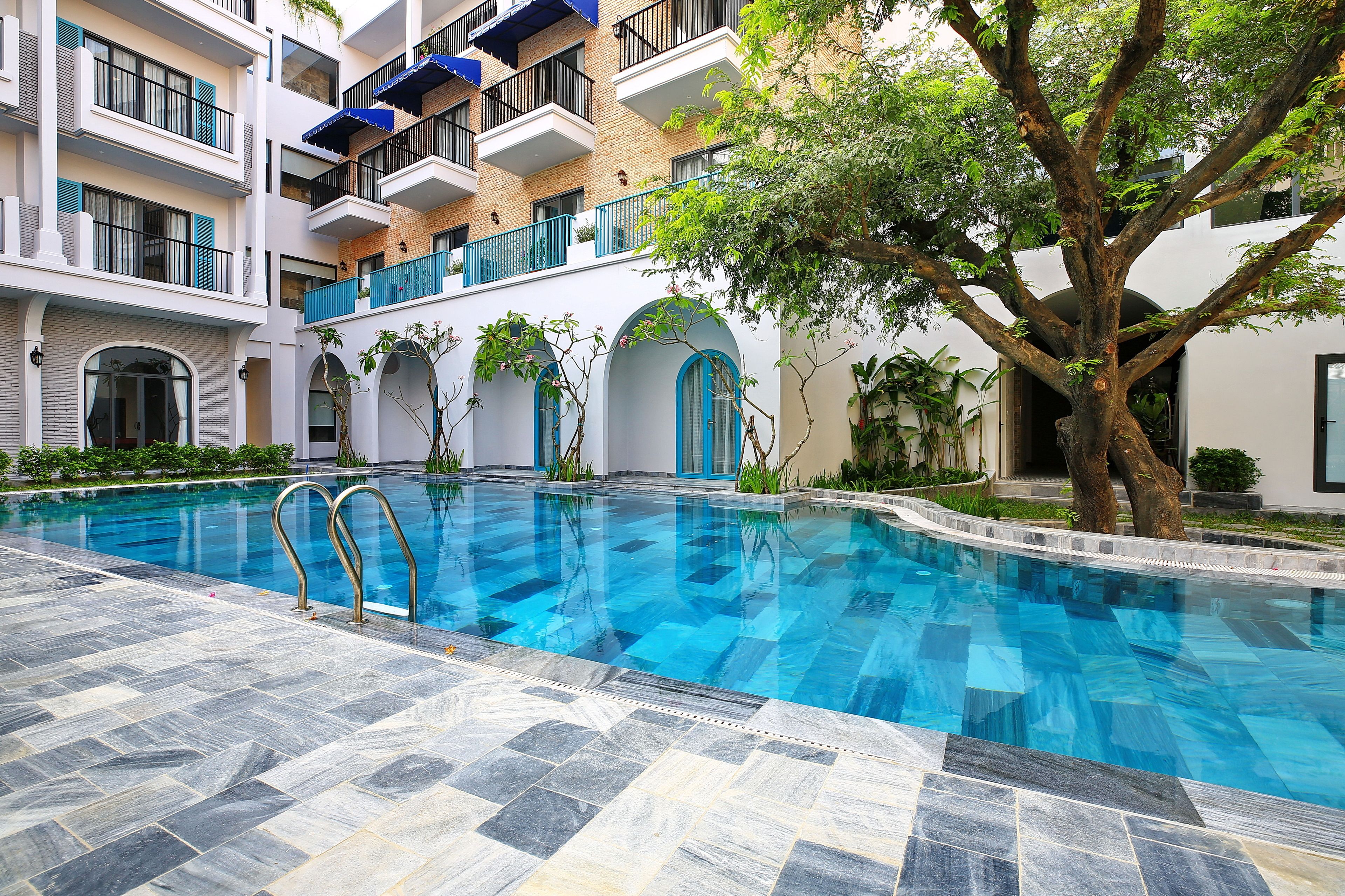 outdoor pool, pool loungers