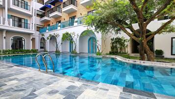 Utomhuspool och solstolar