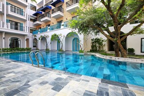 Una piscina al aire libre, tumbonas