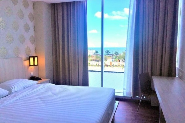 Escritorio, cortinas blackout y wifi gratis