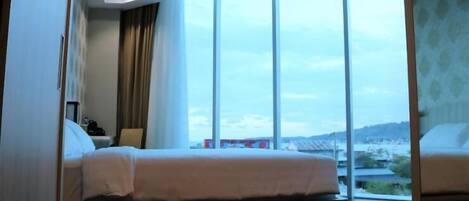 Corner Suite | Desk, blackout drapes, free WiFi