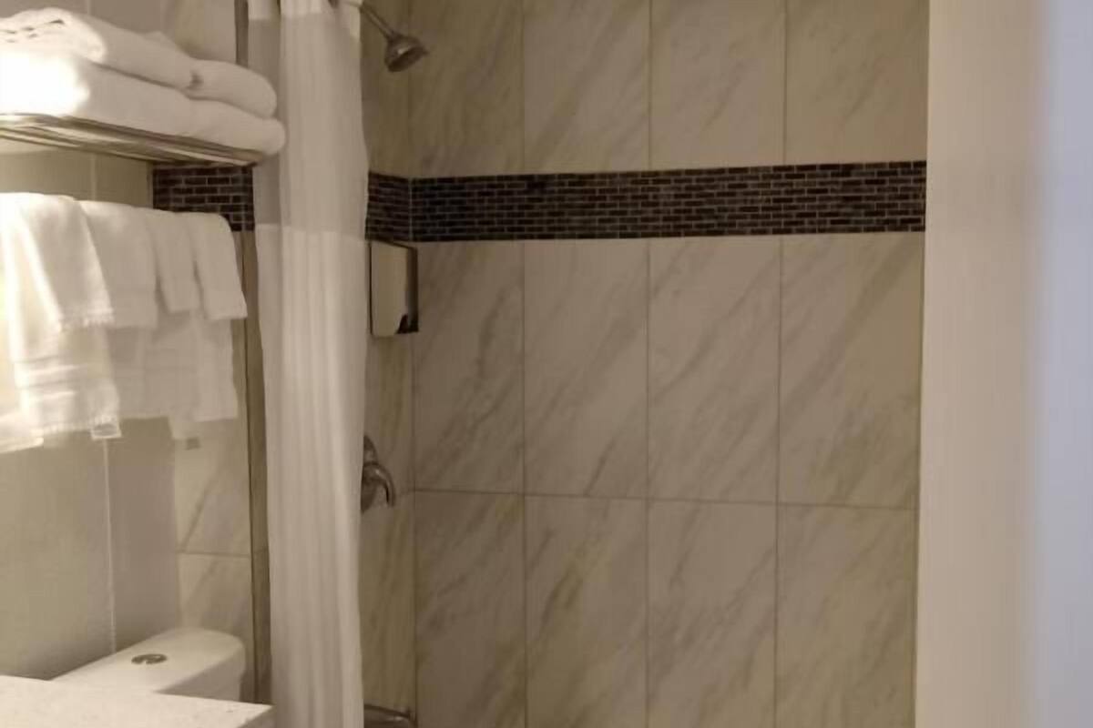 Separate tub and shower, towels