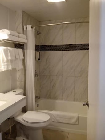 Separate bathtub and shower, towels. Modoc Inn
